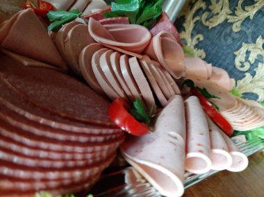 Masada çeşitli peynirlerle servis edilen peynir tabağı.