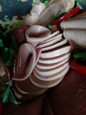 Masada çeşitli peynirlerle servis edilen peynir tabağı.