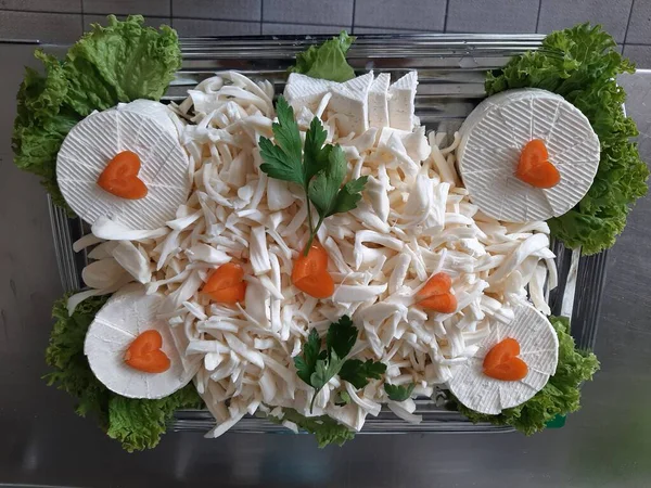 Masada çeşitli peynirlerle servis edilen peynir tabağı.