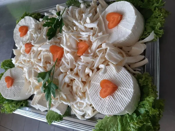 Masada çeşitli peynirlerle servis edilen peynir tabağı.