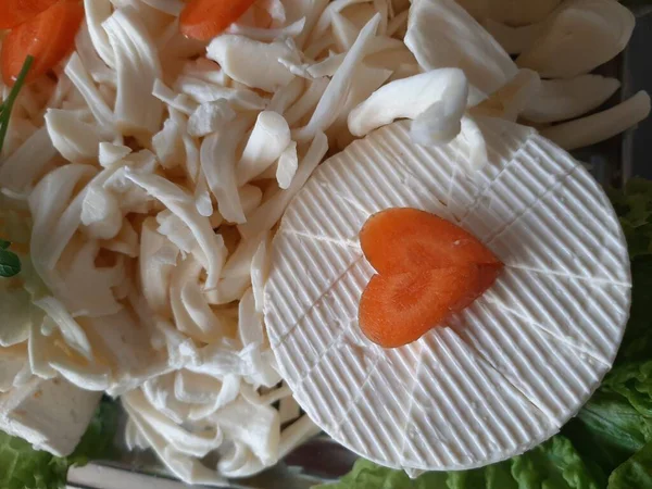 Masada çeşitli peynirlerle servis edilen peynir tabağı.