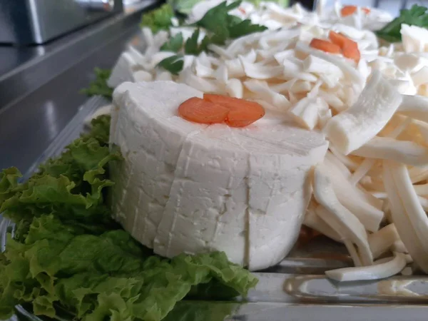 Plato Queso Servido Con Varios Quesos Sobre Mesa —  Fotos de Stock