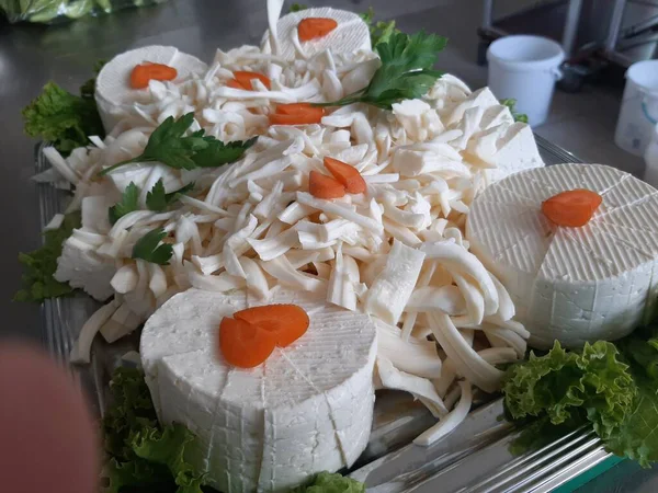 Masada çeşitli peynirlerle servis edilen peynir tabağı.