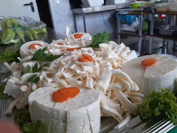 Masada çeşitli peynirlerle servis edilen peynir tabağı.