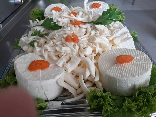 Masada çeşitli peynirlerle servis edilen peynir tabağı.