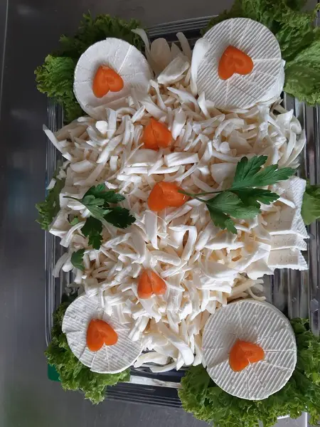 Masada çeşitli peynirlerle servis edilen peynir tabağı.