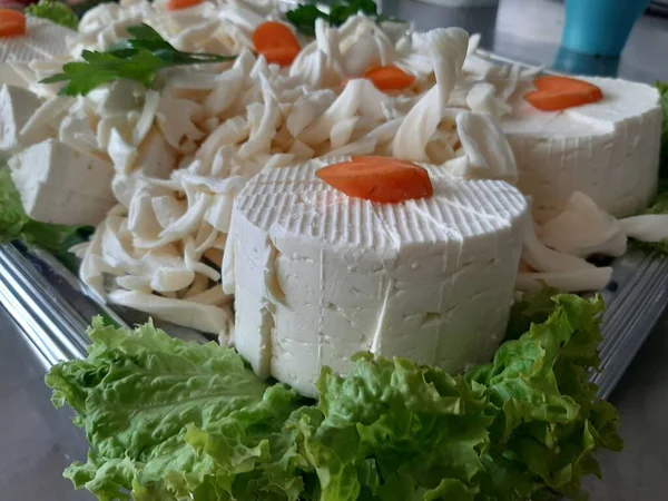 Masada çeşitli peynirlerle servis edilen peynir tabağı.