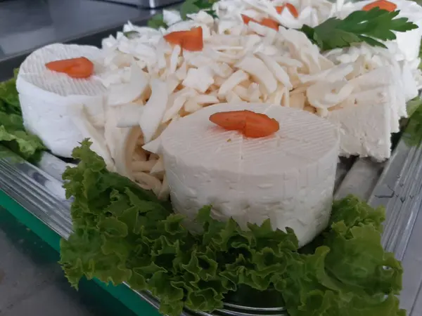 Masada çeşitli peynirlerle servis edilen peynir tabağı.