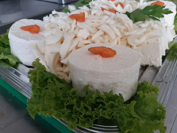 Masada çeşitli peynirlerle servis edilen peynir tabağı.