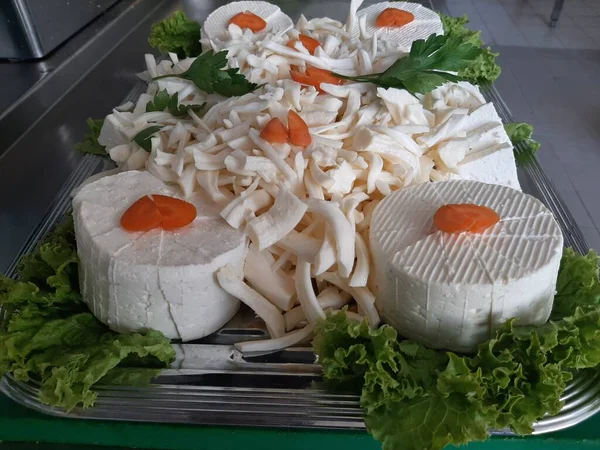 Masada çeşitli peynirlerle servis edilen peynir tabağı.