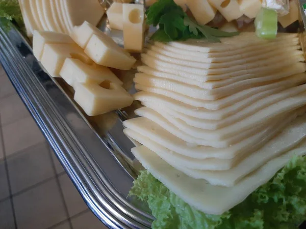 Plato Queso Servido Con Varios Quesos Sobre Mesa —  Fotos de Stock