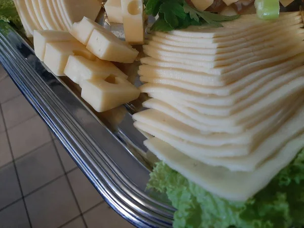 Plato Queso Servido Con Varios Quesos Sobre Mesa — Foto de Stock