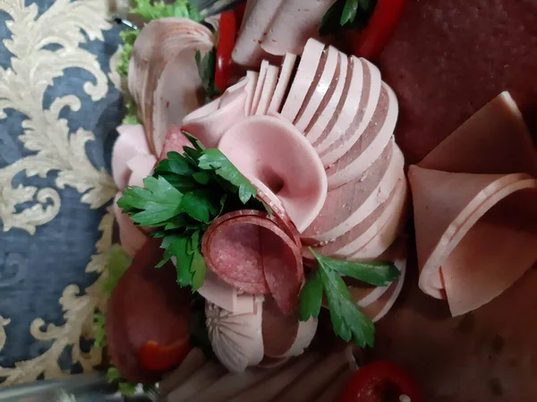 Masada çeşitli peynirlerle servis edilen peynir tabağı.