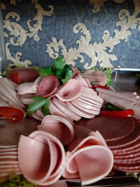 Masada çeşitli peynirlerle servis edilen peynir tabağı.