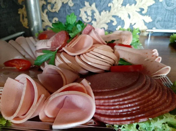 Masada çeşitli peynirlerle servis edilen peynir tabağı.