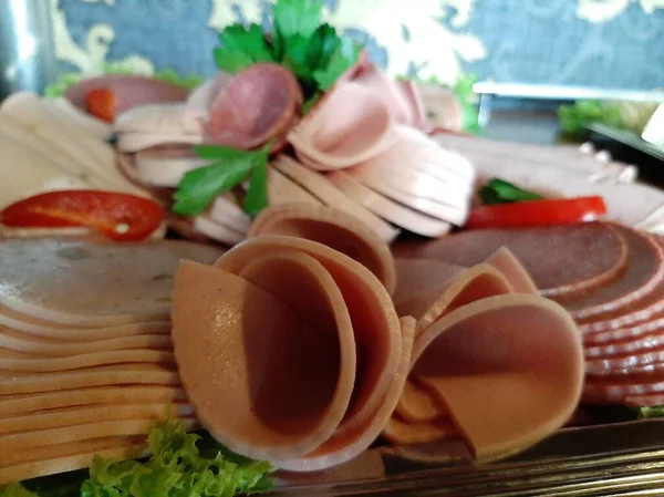 Masada çeşitli peynirlerle servis edilen peynir tabağı.