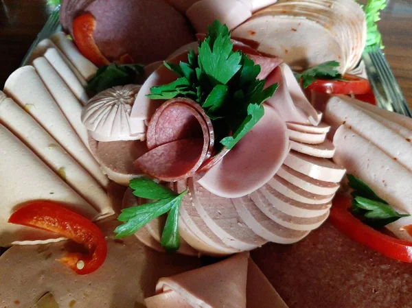 Masada çeşitli peynirlerle servis edilen peynir tabağı.