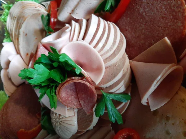 Masada çeşitli peynirlerle servis edilen peynir tabağı.