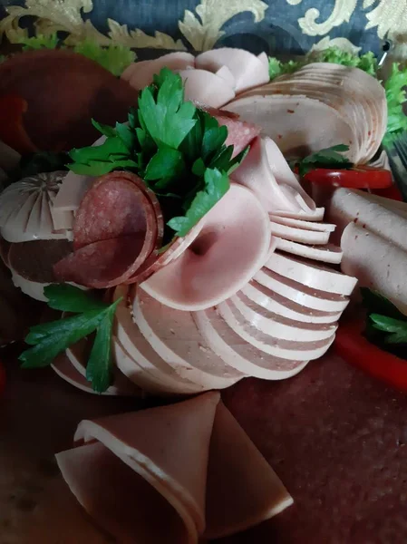 Masada çeşitli peynirlerle servis edilen peynir tabağı.