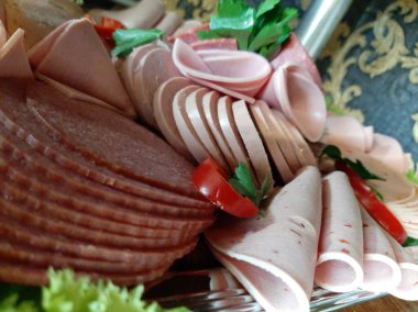 Masada çeşitli peynirlerle servis edilen peynir tabağı.