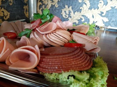 Masada çeşitli peynirlerle servis edilen peynir tabağı.