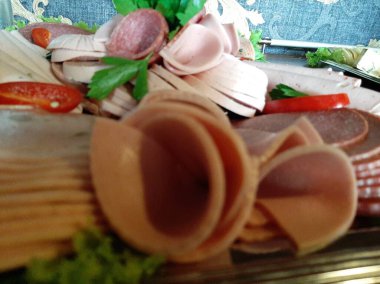 Masada çeşitli peynirlerle servis edilen peynir tabağı.