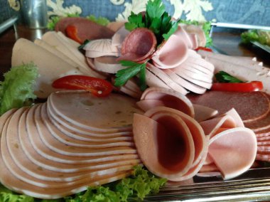 Masada çeşitli peynirlerle servis edilen peynir tabağı.