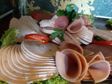 Masada çeşitli peynirlerle servis edilen peynir tabağı.