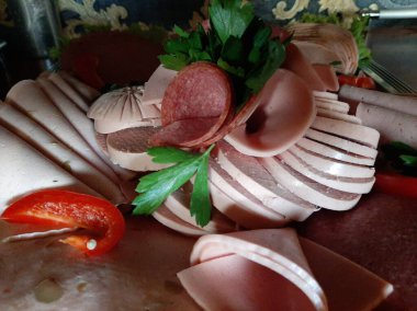 Masada çeşitli peynirlerle servis edilen peynir tabağı.