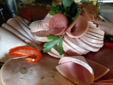 Masada çeşitli peynirlerle servis edilen peynir tabağı.