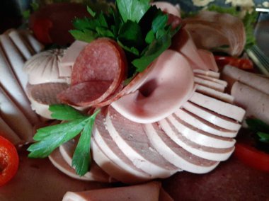 Masada çeşitli peynirlerle servis edilen peynir tabağı.