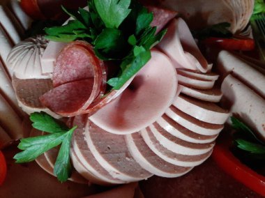 Masada çeşitli peynirlerle servis edilen peynir tabağı.