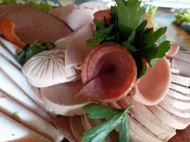 Masada çeşitli peynirlerle servis edilen peynir tabağı.