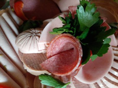 Masada çeşitli peynirlerle servis edilen peynir tabağı.