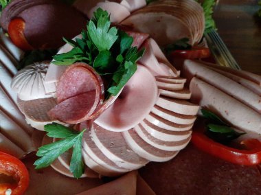 Masada çeşitli peynirlerle servis edilen peynir tabağı.