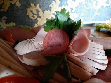 Masada çeşitli peynirlerle servis edilen peynir tabağı.