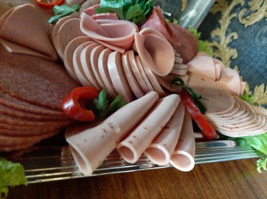 Masada çeşitli peynirlerle servis edilen peynir tabağı.