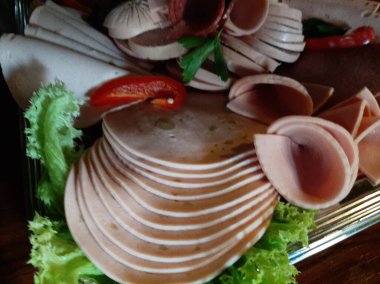 Masada çeşitli peynirlerle servis edilen peynir tabağı.