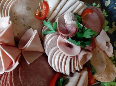 Masada çeşitli peynirlerle servis edilen peynir tabağı.