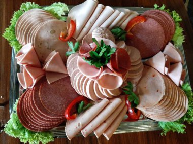 Masada çeşitli peynirlerle servis edilen peynir tabağı.