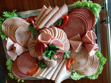 Masada çeşitli peynirlerle servis edilen peynir tabağı.