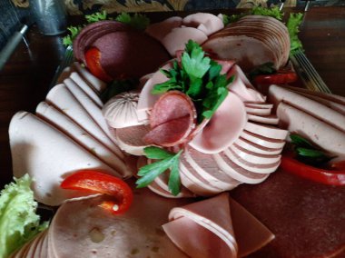 Masada çeşitli peynirlerle servis edilen peynir tabağı.