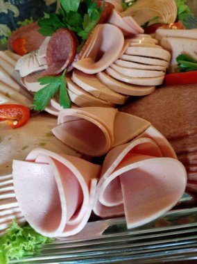 Masada çeşitli peynirlerle servis edilen peynir tabağı.