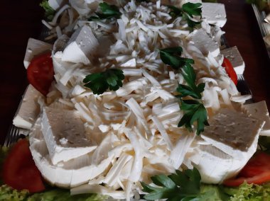 Masada çeşitli peynirlerle servis edilen peynir tabağı.