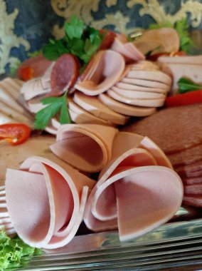 Masada çeşitli peynirlerle servis edilen peynir tabağı.