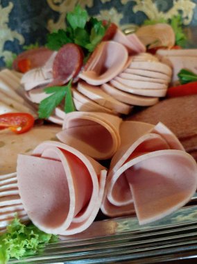 Masada çeşitli peynirlerle servis edilen peynir tabağı.