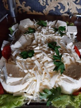 Masada çeşitli peynirlerle servis edilen peynir tabağı.