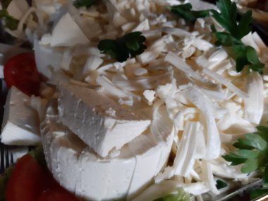 Masada çeşitli peynirlerle servis edilen peynir tabağı.