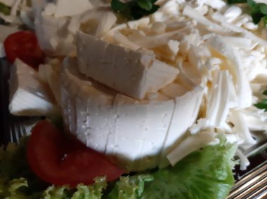 Masada çeşitli peynirlerle servis edilen peynir tabağı.