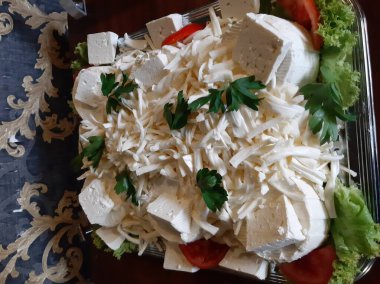 Masada çeşitli peynirlerle servis edilen peynir tabağı.